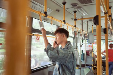 Yakışıklı hipster modern adam tarafından cep telefonu otobüste arıyor