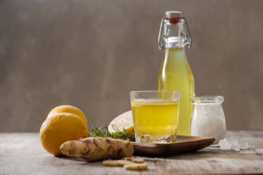 Narenciye limonata yenileniyor, içki yaz. Ahşap arka plan üzerinde taze limon limonata