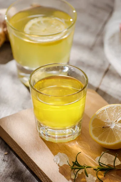 Chá Gengibre Com Limão Alecrim Prato Conceito Bebida Sazonal — Fotografia de Stock