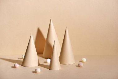 Kağıt arka plan bej üzerinde yaratıcı Noel ağaçları yapılmış