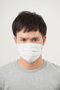 Beyaz arka plan karşı koruyucu maske takıyor kendine güvenen adam portresi