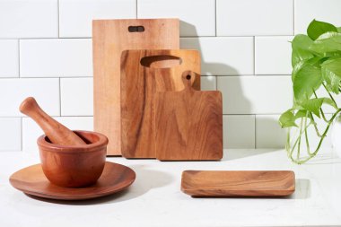 beyaz döşeme arka planı üzerinde Mutfak ahşap mutfak eşyaları