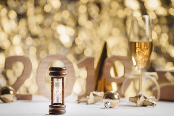Capodanno Sfondo Celebrazione Con Coppia Flauti Bottiglia Champagne — Foto Stock
