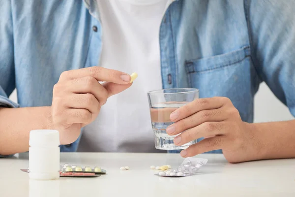 Manos Masculinas Sosteniendo Tomar Píldora Vaso Agua —  Fotos de Stock