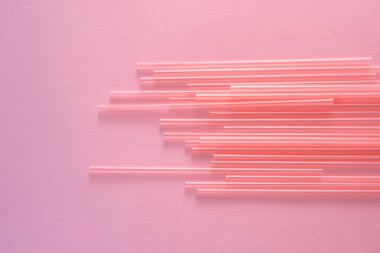 Yığın parlak pembe bir arka plan üzerinde uçan kuştan içme