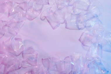 Öbek üzerinde açık renkli plastik bardak