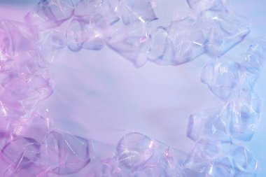 Öbek üzerinde açık renkli plastik bardak