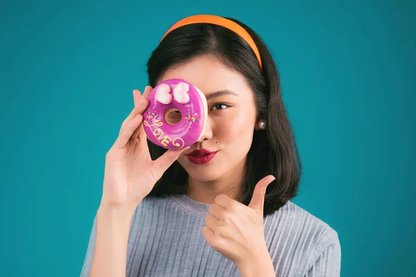 Aziatisch Meisje Houdt Van Roze Donut Tegen Oog Blauwe Achtergrond — Stockfoto