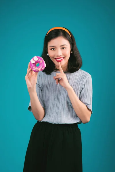 Glimlachend Mooie Aziatische Vrouw Gekleed Pin Stijl Houdt Donut Blauwe — Stockfoto