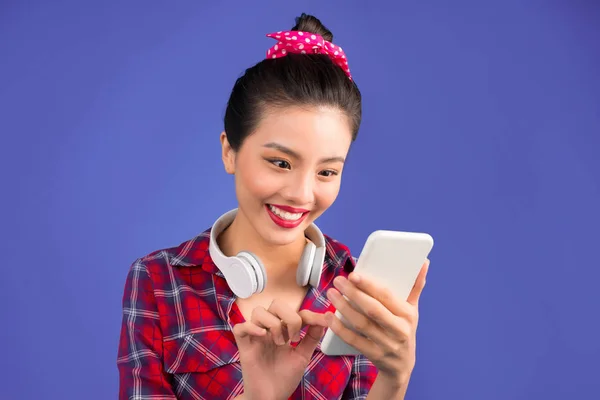 Feliz Joven Mujer Asiática Usando Teléfono Inteligente Sobre Fondo Azul —  Fotos de Stock