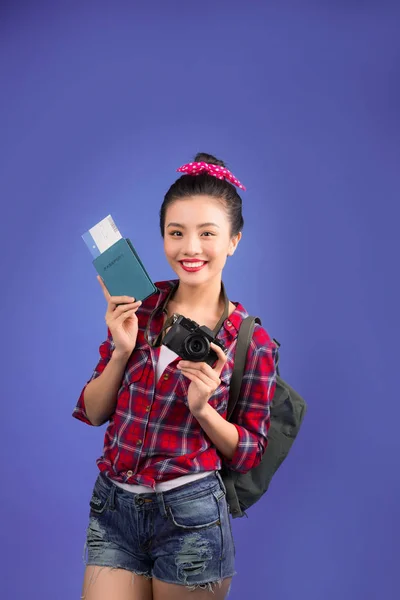 Jovem Bela Mulher Asiática Com Passaporte Câmera Fundo Azul — Fotografia de Stock