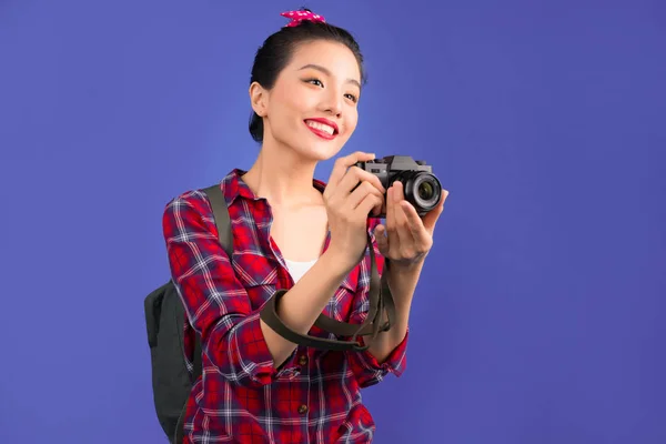 Jovem Sorrindo Mulher Asiática Com Mochila Tirando Foto Fundo Azul — Fotografia de Stock