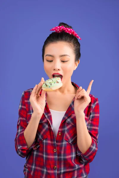 Ασιατικές Γυναίκα Ντυμένη Στυλ Pin Τρώει Δακτυλίου Λιλά Φόντο — Φωτογραφία Αρχείου