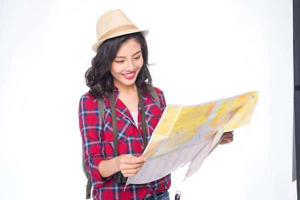 Jovem Sorrindo Asiático Mulher Viajante Assistindo Mapa Fundo Branco — Fotografia de Stock
