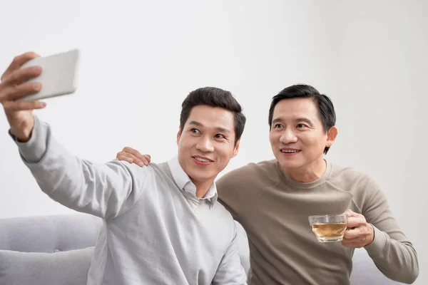 Happy Mannelijke Vrienden Nemen Selfie Met Mobiele Telefoon Thuis — Stockfoto