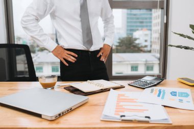 ofis masası üzerinde çalışan işadamı yorgun arıyorsunuz.