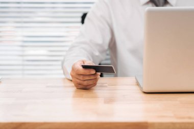 Online Bankacılık, bir ödeme yapmadan veya Internet üzerinde bir ürün satın alma yaparken işadamı