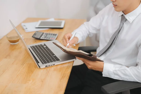 Casual Man Planera Arbete Affärsprojekt Skriva Anteckning Med Bärbar Dator — Stockfoto