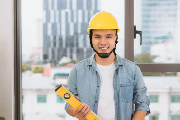 Jeune Homme Travailleur Avec Casque Jaune Sur Chantier — Photo