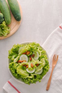 ahşap çatal ile tabakta sebze yeşil salata kasesi