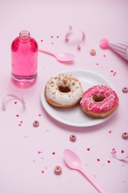 Çörek ve süslemeleri ile parlak Doğum günü arka plan