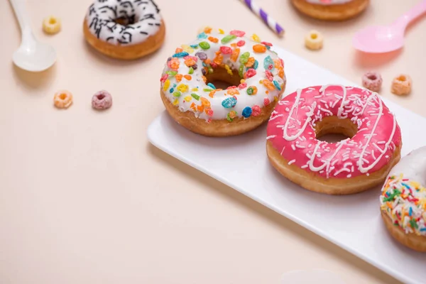 Барвисті Пончики Тарілці Рожевому Фоні — стокове фото
