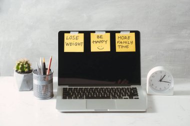 iş stratejisi ve masa üstünde laptop ile kağıt sopa