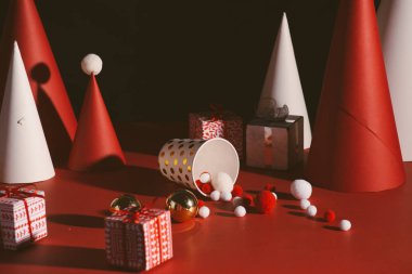 Kağıt ve hediye kutuları siyah arka plan üzerine yapılmış yaratıcı beyaz ve kırmızı Noel ağaçları