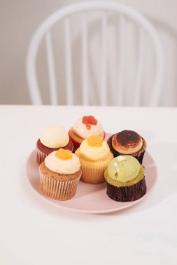 Reçel ve krem peynir frosting ile ev yapımı cupcakes