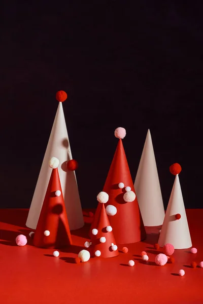 Siyah Arka Plan Üzerine Kağıt Yaratıcı Beyaz Kırmızı Noel Ağaçları — Stok fotoğraf