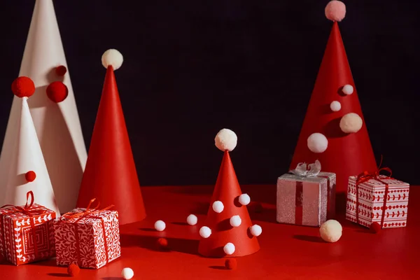 Arbres Noël Créatifs Blancs Rouges Papier Boîtes Cadeaux Sur Fond — Photo