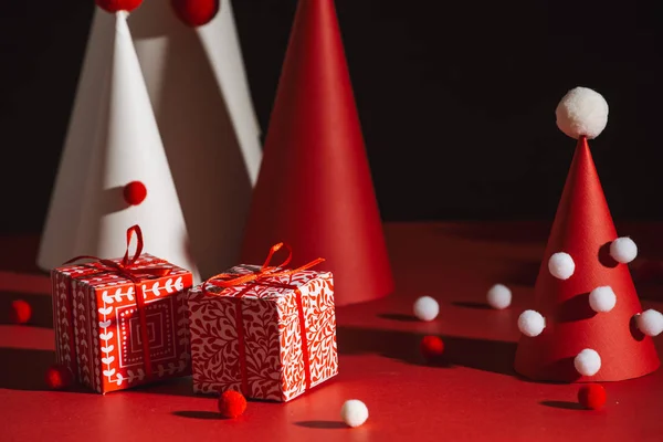 Creatieve Witte Rode Kerstbomen Gemaakt Van Papier Geschenk Dozen Zwarte — Stockfoto
