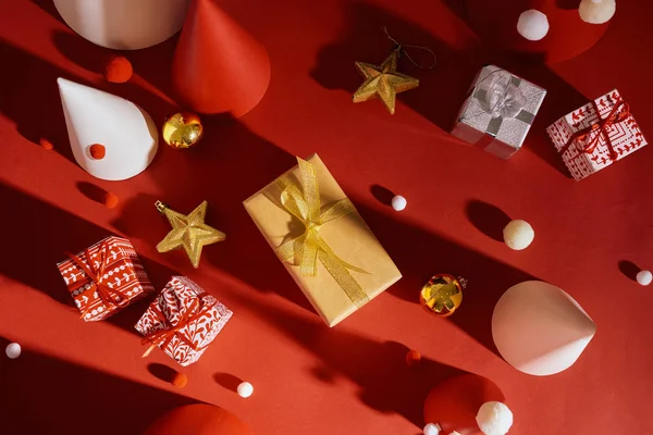Luxe Geschenketui Kerstbomen Gemaakt Van Papier Rode Achtergrond — Stockfoto