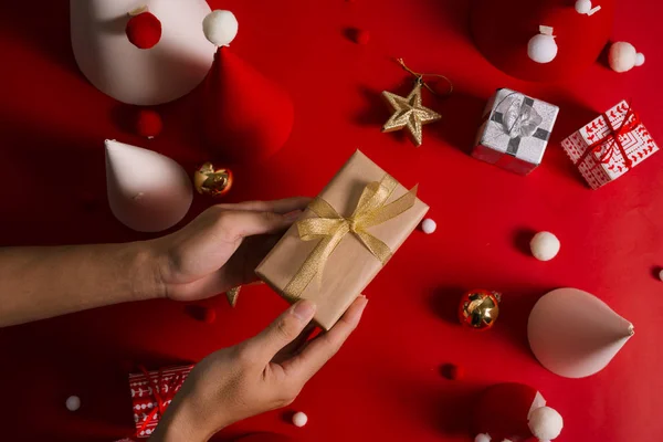 Menselijke Handen Met Luxe Geschenketui Kerstbomen Gemaakt Van Papier Rode — Stockfoto