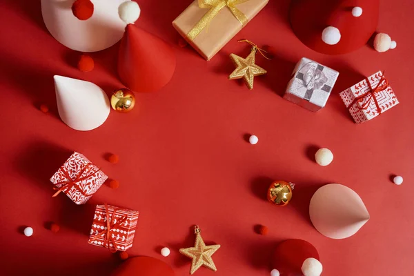 Árvores Natal Criativas Feitas Papel Caixas Presente Fundo Vermelho — Fotografia de Stock