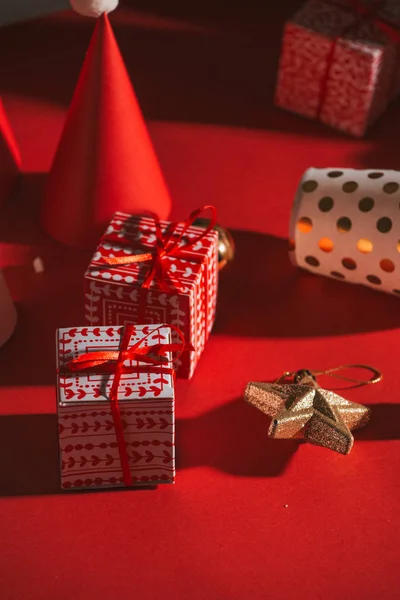 Creatieve Witte Rode Kerstboom Gemaakt Van Papier Geschenk Dozen Donkere — Stockfoto