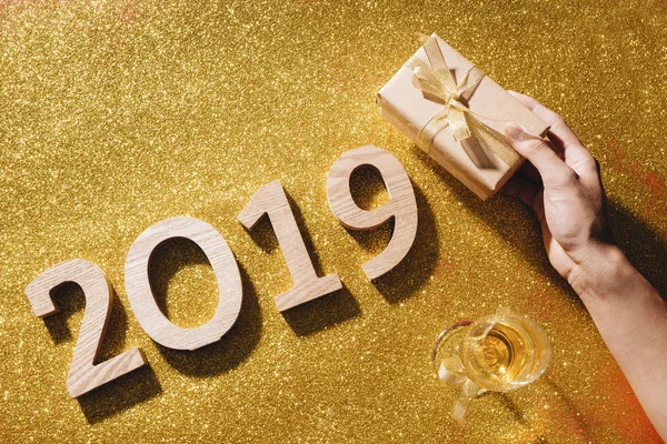Numeri Legno 2019 Con Bicchiere Champagne Una Scatola Regalo Umana — Foto Stock