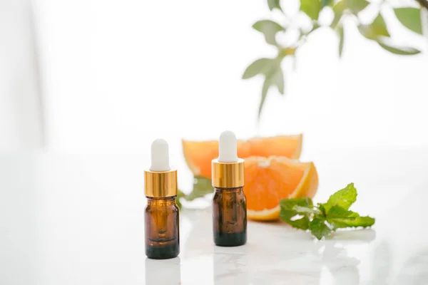 Naturlig Citrusolja Bruna Flaskor Med Ingredienser — Stockfoto