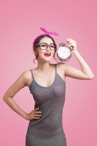 Mooie Lachende Jonge Aziatische Vrouw Weergegeven Wekker Roze — Stockfoto