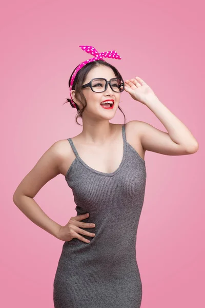 Prachtige Pinup Stijl Vrouw Poseren Roze Achtergrond — Stockfoto