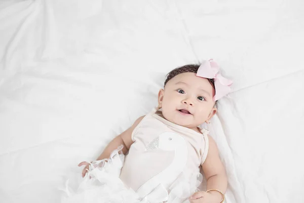 Asiático Bebê Menina Deitado Cama Olhando Para Câmera — Fotografia de Stock