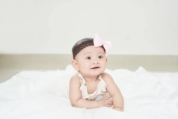 Feliz Bebê Menina Rastejando Cama — Fotografia de Stock