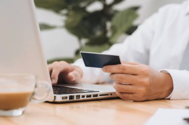 Online Bankacılık, bir ödeme yapmadan veya Internet üzerinde bir ürün satın alma yaparken işadamı