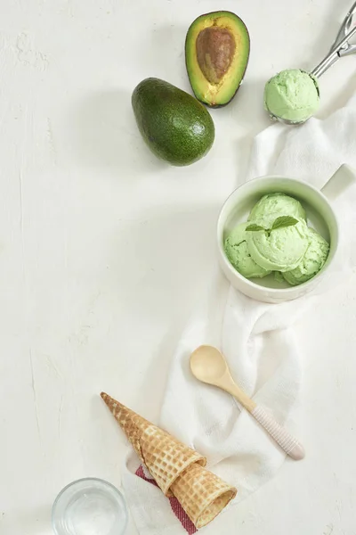 Домашнее Органическое Мороженое Авокадо Вафельными Рожками Белом Фоне — стоковое фото