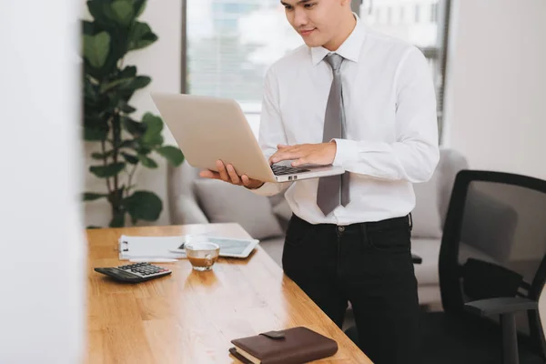 Joven Asiático Hombre Negocios Sosteniendo Portátil — Foto de Stock