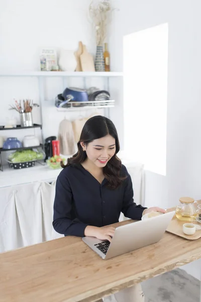 Mujer Joven Usando Ordenador Portátil Cocina — Foto de Stock