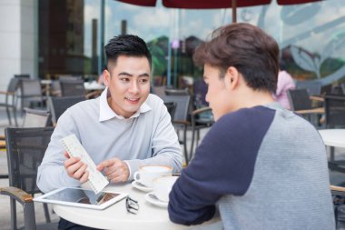 Kafede toplantısı iki iş ortakları