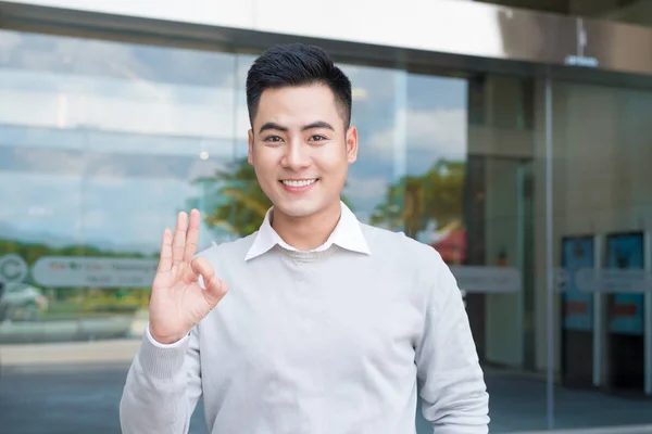 Knappe Aziatische Man Weergegeven Hand Teken Buitenshuis — Stockfoto