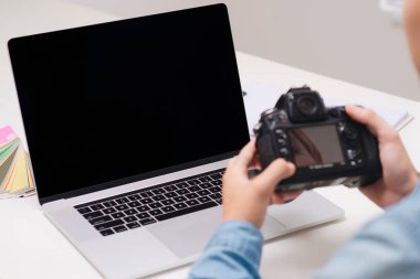 Modern ofis masasında çalışan fotoğrafçı