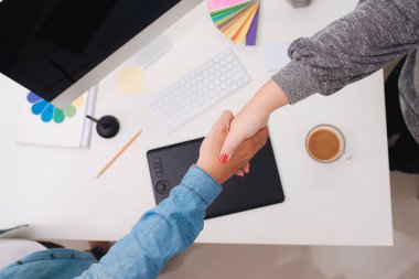 Ellerini sallayarak studio, çalışırken işler tartışırken tasarımcıları. Üstten görünüm.